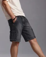Bermuda cargo de denim color gris con efecto acid wash, bolsillos laterales con solapa y cierre frontal con botón y cremallera.