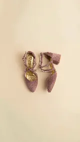 Zapato de tacón ancho de 5 cm, confeccionado en tela de tapicería resistente color negro. Presenta un diseño con escote en V y tiras cruzadas en diagonal con cierre de hebilla en el tobillo. Cuenta con forro y plantilla de cuero.