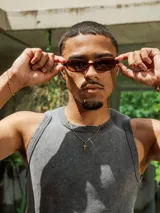 Musculosa de tejido morley lavado, color gris oscuro, con cuello redondo y roturas en el cuello.