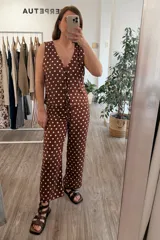 Mono marrón con lunares blancos, de corte holgado, con escote en V y lazos en la cintura.