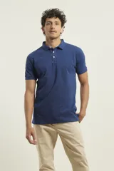Remera polo azul con cuello y cierre frontal de botones, de manga corta y corte clásico.