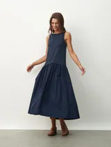 Vestido midi azul marino, sin mangas, con corte recto en la parte superior y falda amplia fruncida.