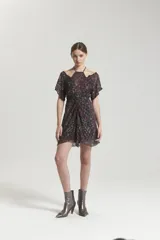 Vestido corto negro con estampado multicolor, escote halter y mangas cortas.