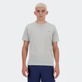 Remera deportiva New Balance de manga corta, color gris claro con textura acanalada vertical. Presenta un pequeño logo NB impreso en tono gris oscuro en el pecho izquierdo.