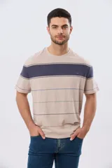 Remera de algodón con diseño de rayas horizontales en tonos azul marino, celeste y líneas finas en verde claro y amarillo pálido. Cuenta con cuello redondo y mangas cortas, con un pequeño bordado en el pecho.