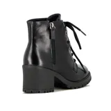 Bota de caña baja Ramarim, color negro, con diseño acordonado, cierre lateral y taco cuadrado bajo con suela dentada.
