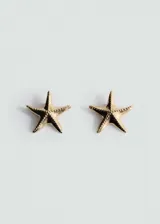 Aros pequeños con diseño de estrella de mar en acabado dorado con textura en relieve.