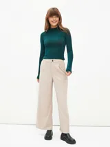 Polera roja de cuello alto y manga larga.