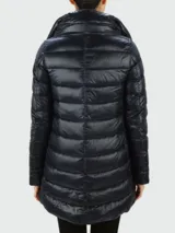 Campera puffer Herno modelo Amelia, color azul marino, de nylon rellena de plumas, con cuello alto y cierre con botones a presión.