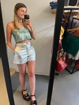 Top corto de tirantes finos, color verde menta, completamente cubierto de lentejuelas.