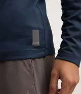 Remera deportiva negra de poliéster con tecnología Dry, cuello redondo, manga larga y estampa lettering en el pecho.