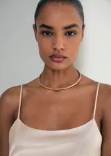 Top de tirantes finos confeccionado en tejido satinado con acabado brillante, de corte recto y escote cuadrado.