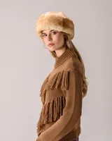 Gorro de invierno combinado de cuero negro con textura rugosa y detalle de piel sintética marrón en el borde inferior.