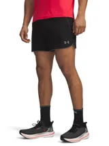 Short deportivo Under Armour Velociti Pro de color negro, diseñado para running. Cuenta con forro interior de malla, bajo con aberturas laterales y ribete gris, y el logo reflectante de la marca en la pierna.