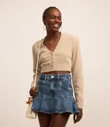 Cardigan cropped color beige, con escote en pico, abotonado delantero y mangas largas.