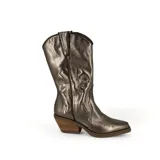 Bota estilo texana color marrón de caña media con bordados y cierre lateral.