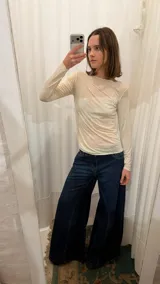 Remera de manga larga con cuello redondo, confeccionada en tejido de punto suave y elástico, con un ajuste al cuerpo.