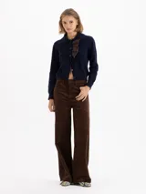 Pantalón de corte wide leg confeccionado en corderoy color celeste, con tiro medio y diseño de cinco bolsillos.