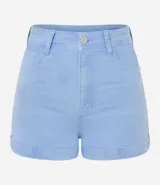 Short de sarga color celeste, de corte ajustado y cintura alta, con cierre frontal y bolsillos laterales.