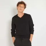 Sweater negro de punto liso con cuello en V y mangas largas.