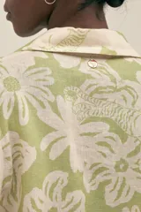 Camisa de manga larga con estampado floral en tonos verde y blanco, de corte holgado.