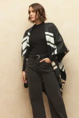 Pantalón de jean negro, ancho, de tiro alto y con dobladillo en las terminaciones.