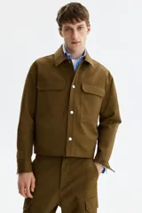 Sobrecamisa boxy de algodón color verde militar, con cuello inglés, tapeta con botones a presión y bolsillos superiores con solapa.