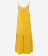 Vestido largo mostaza de viscolino con escote en U, breteles finos y corte evasé con caída fluida. Cuenta con un recorte fruncido en el ruedo.