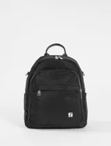 Mochila negra de gran tamaño, convertible en bandolera, confeccionada en cuero sintético. Cuenta con múltiples compartimentos con cierre, asa superior, correas ajustables y removibles, y detalle de logo metálico en la parte frontal.