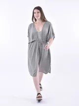 Kimono playero blanco con ajuste en la cintura y aberturas laterales.