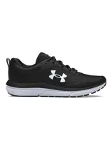 Championes de running Under Armour Charged Assert, color negro con logo lateral y entresuela en blanco. Presentan una parte superior de malla transpirable con revestimientos de cuero sintético para mayor soporte y sujeción.