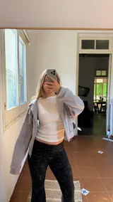 Campera de estilo deportivo confeccionada en tela de jogging frizada en su interior. Presenta cierre frontal completo, capucha y dos bolsillos laterales.