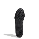 Championes de fútbol Adidas Predator Club TF, diseñados para césped artificial. Presentan una parte superior sintética texturizada en color negro con detalles en rojo, incluyendo la tecnología Strikeprint para mayor precisión y suela de goma con tapones pequeños para tracción.