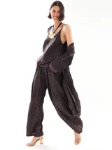 Pantalón marrón con estampado animal print.