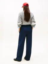 Pantalon de chandal azul marino confeccionado en felpa de algodón regenerativo, de corte regular y diseño recto, con detalle de logo bordado en la parte delantera.