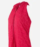 Túnica larga roja con textura jacquard de formas geométricas cuadradas, cuello halter con lazo para anudar y espalda descubierta.