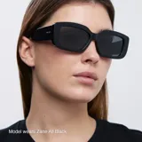 Gafas de sol unisex de forma rectangular oversize, con montura marrón y lentes verdes polarizadas.