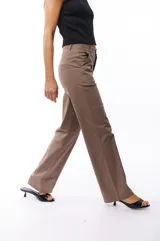 Pantalón de vestir color marrón topo, de corte recto y tiro alto, con bolsillos laterales y pinzas frontales.