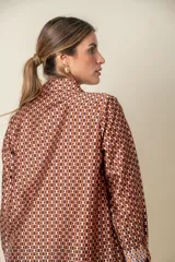 Camisa italiana de satén estampado, color verde con diseño geométrico en blanco y naranja. De manga larga y corte clásico.