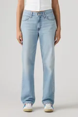 Jean de mujer color azul claro, de corte holgado y tiro medio.