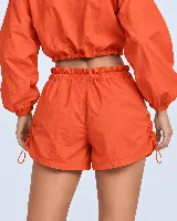 Short gris con cintura tipo clochard con regulador, ajustes con cordón en los laterales y bolsillos. Confeccionado en tejido ultra suave de poliéster y poliamida con protección UV 50+.