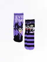 Pack de dos pares de medias de caña media con diseños de villanas de Disney: un par negro con rayas horizontales violetas y estampado de la Reina Malvada de Blancanieves, y un par negro con estampado de Maléfica y la frase "Evil Time".
