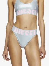 Bombacha de bikini de tiro alto color gris plateado brillante, confeccionada en tejido elástico con fibras recicladas. Presenta cintura elástica ancha con el logo de Diesel en rosa.