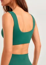 Top deportivo de tejido acanalado sin costuras, con escote redondo y diseño ajustado al cuerpo.