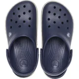 Zueco Crocs modelo Crocband Heritage, de color negro con suela de plataforma en tono gris claro y detalles en relieve con la marca en el lateral.