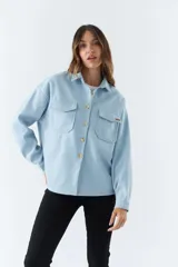 Sobrecamisa color rosa con cuello camisero, cierre frontal con botones, dos bolsillos de parche con solapa en el pecho, mangas largas con puños abotonados y corte holgado.