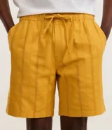 Bermuda de playa para hombre, de corte recto y color verde menta, confeccionada en algodón texturizado con diseño de rayas sutiles. Cuenta con cintura elástica con cordón de ajuste, bolsillos laterales y diseño sin estampas.