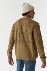 Buzo de felpa color marrón tostado, con cuello redondo, puños y ruedo acanalados. Presenta un diseño estampado pequeño en el pecho y un estampado de mayor tamaño en la espalda.