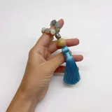 Japa Mala elaborado con 27 cuentas de piedra amazonita de 8 mm de diámetro, cuenta guru de Buda de metal y borla de hilo color crema.