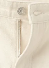 Jeans wide leg de tiro bajo confeccionados en 100% algodón de estilo vaquero, con diseño de cinco bolsillos, trabillas para cinto y cierre frontal con botón y cremallera.